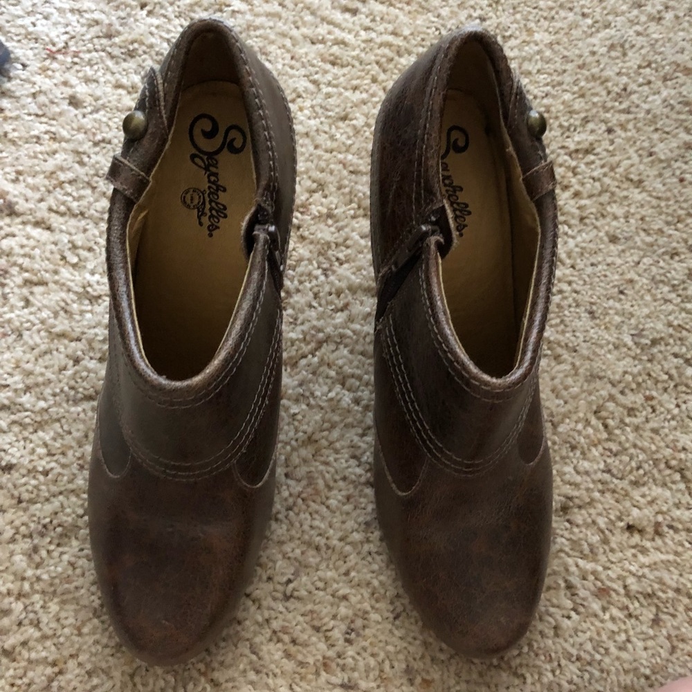 Seychelles Brown leather bootie with side zip